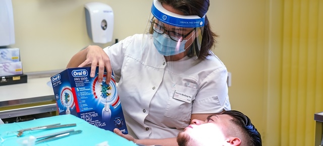 Dlaczego szczoteczka do zębów odgrywa kluczową rolę w pielęgnacji jamy ustnej?